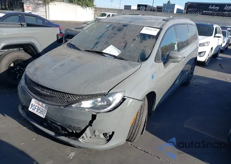 2020 Chrysler Pacifica Hybrid Red S Edition z USA, uszkodzony, nr VIN 2C4RC1N74LR261412